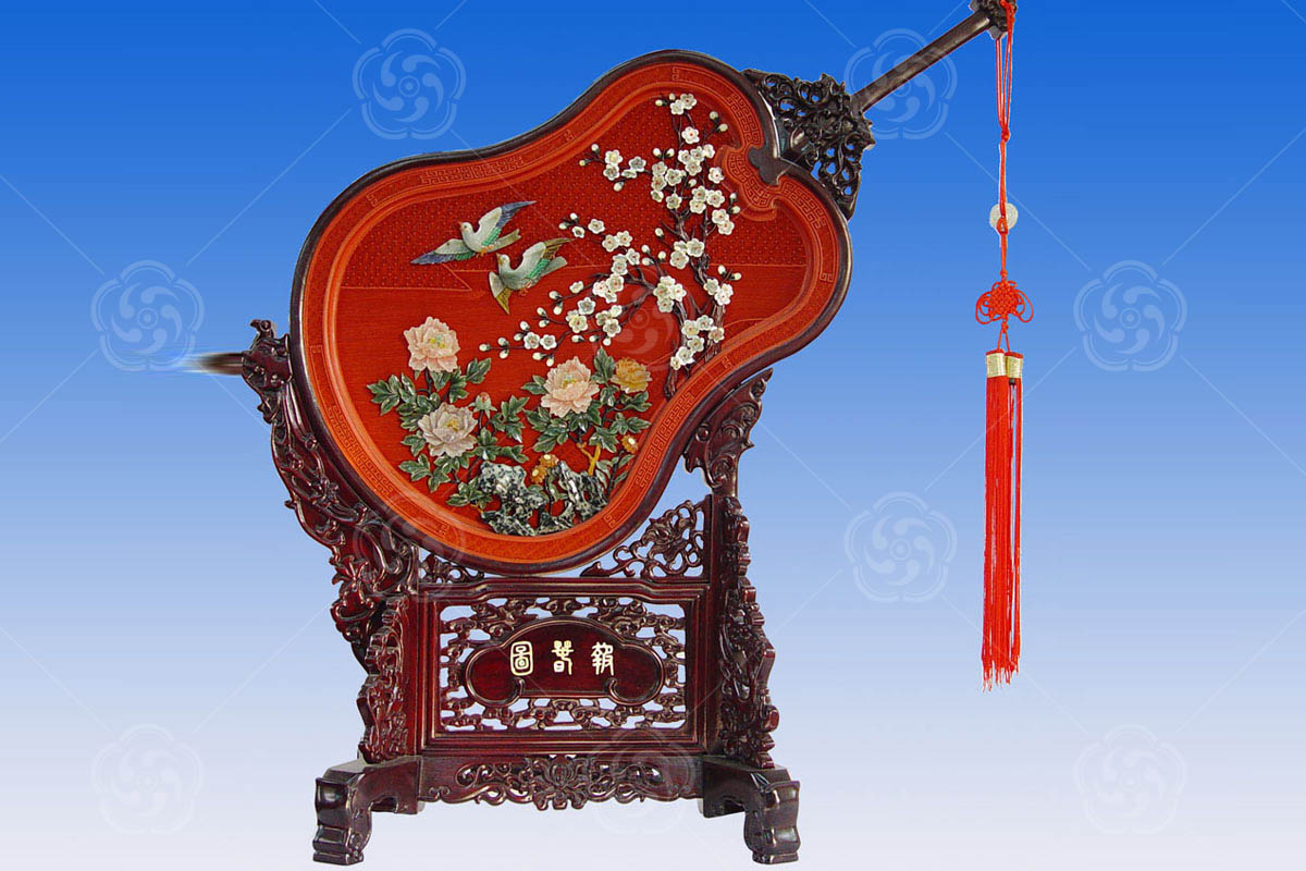 雕漆嵌玉報(bào)春圖大宮扇臺(tái)屏